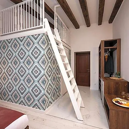 Hive Family House