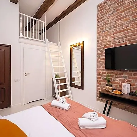 מלון דירות Hive Family House 3*