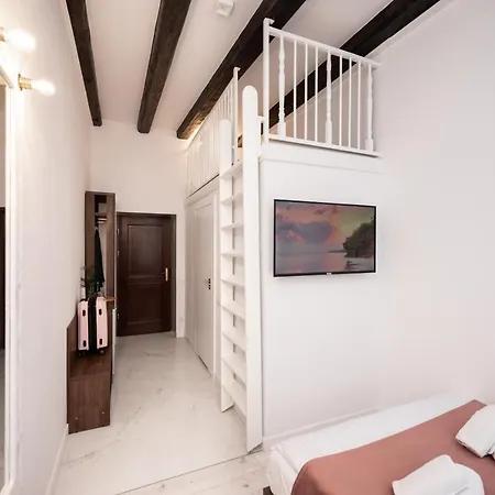 Hive Family House 3* Краков