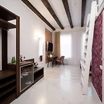 Hive Family House 3*