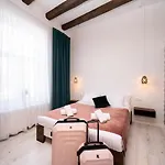Hive Family House 3*
